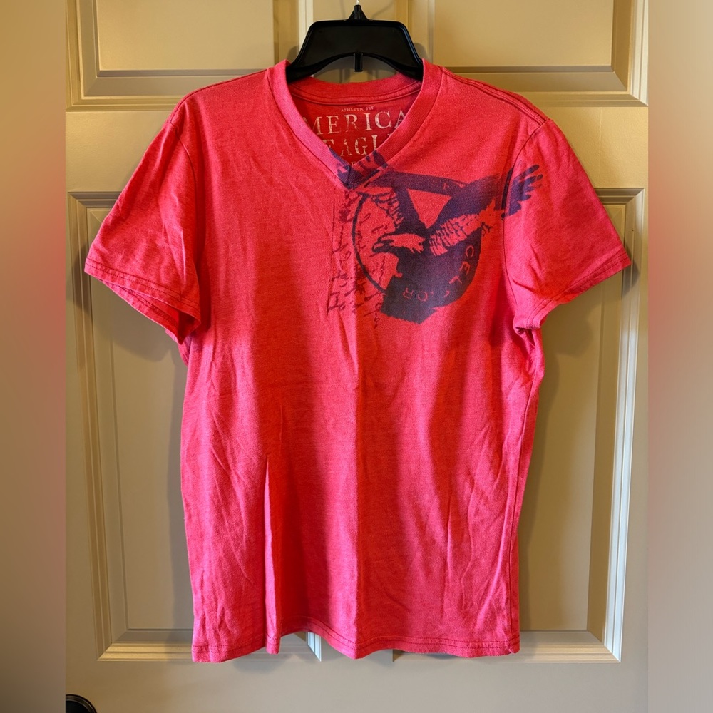 American Eagle V-Neck Graphic Tee | Men’s | M